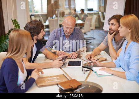 Gruppo di attività creativa persone aventi una riunione in ufficio Foto Stock