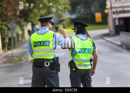 Due poliziotti della Repubblica ceca di polizia stradale , pattuglia di polizia Foto Stock