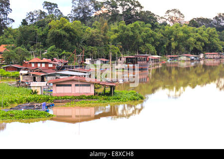 Stile Tailandese casa galleggiante ,Uthai Thani ,Thailandia. Foto Stock