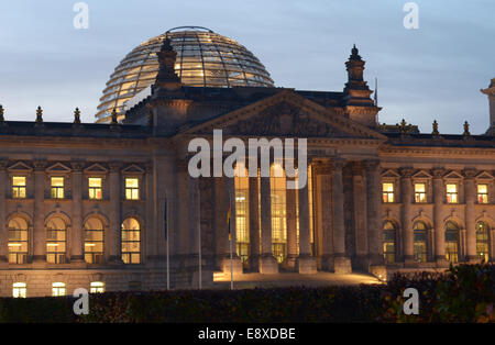 Berlino, Germania. Xvi oct, 2014. L'Edificio del Reichstag, sede del Parlamento tedesco (Bundestag) è accesa fino all'alba a Berlino, Germania, 16 ottobre 2014. Credito: dpa picture alliance/Alamy Live News Foto Stock