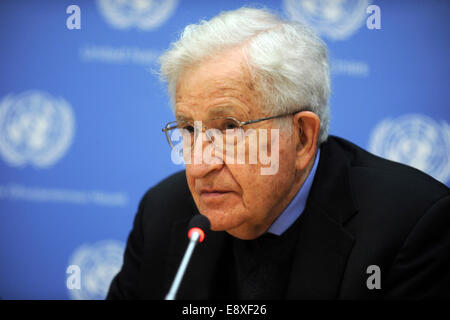 Noam Chomsky assiste ad una conferenza stampa organizzata dalla commissione per l'esercizio dei diritti inalienabili del popolo palestinese presso le Nazioni Unite a New York City il 14 ottobre 2014/picture alliance Foto Stock