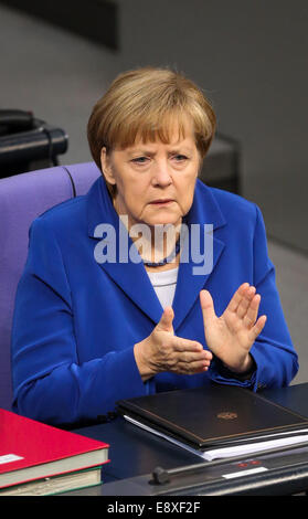 Berlino, Germania. Xvi oct, 2014. Il cancelliere tedesco Angela Merkel partecipa a una sessione del Bundestag, la camera bassa del Parlamento, a Berlino il 16 ottobre, 2014. Credito: Zhang ventola/Xinhua/Alamy Live News Foto Stock