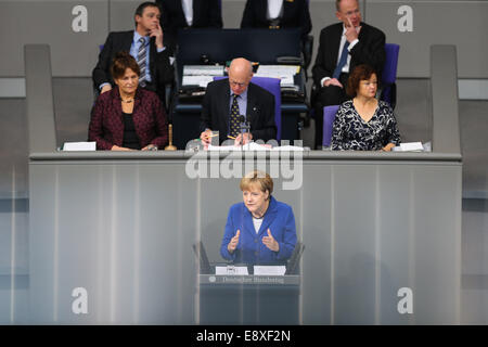 Berlino, Germania. Xvi oct, 2014. Il cancelliere tedesco Angela Merkel parla del prossimo incontro Asia-Europa (ASEM) durante una sessione del Bundestag, la camera bassa del Parlamento, a Berlino il 16 ottobre, 2014. Credito: Zhang ventola/Xinhua/Alamy Live News Foto Stock