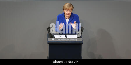 Berlino, Germania. Xvi oct, 2014. Il cancelliere tedesco Angela Merkel parla del prossimo incontro Asia-Europa (ASEM) durante una sessione del Bundestag, la camera bassa del Parlamento, a Berlino il 16 ottobre, 2014. Credito: Zhang ventola/Xinhua/Alamy Live News Foto Stock