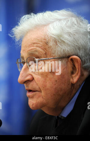 Noam Chomsky assiste ad una conferenza stampa organizzata dalla commissione per l'esercizio dei diritti inalienabili del popolo palestinese presso le Nazioni Unite a New York City il 14 ottobre 2014/picture alliance Foto Stock