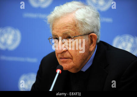 Noam Chomsky assiste ad una conferenza stampa organizzata dalla commissione per l'esercizio dei diritti inalienabili del popolo palestinese presso le Nazioni Unite a New York City il 14 ottobre 2014/picture alliance Foto Stock