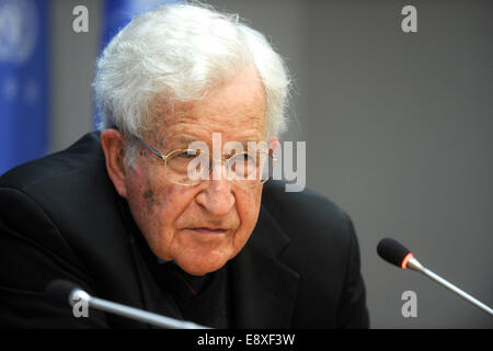 Noam Chomsky assiste ad una conferenza stampa organizzata dalla commissione per l'esercizio dei diritti inalienabili del popolo palestinese presso le Nazioni Unite a New York City il 14 ottobre 2014/picture alliance Foto Stock