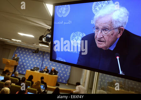 Noam Chomsky assiste ad una conferenza stampa organizzata dalla commissione per l'esercizio dei diritti inalienabili del popolo palestinese presso le Nazioni Unite a New York City il 14 ottobre 2014/picture alliance Foto Stock