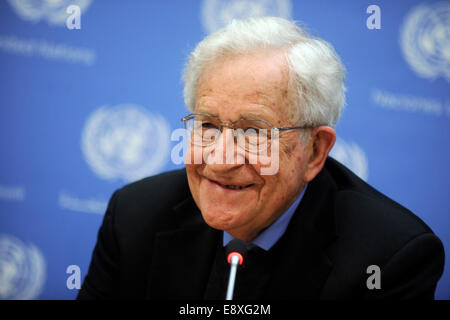 Noam Chomsky assiste ad una conferenza stampa organizzata dalla commissione per l'esercizio dei diritti inalienabili del popolo palestinese presso le Nazioni Unite a New York City il 14 ottobre 2014/picture alliance Foto Stock