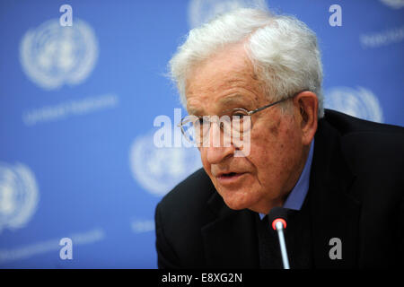 Noam Chomsky assiste ad una conferenza stampa organizzata dalla commissione per l'esercizio dei diritti inalienabili del popolo palestinese presso le Nazioni Unite a New York City il 14 ottobre 2014/picture alliance Foto Stock