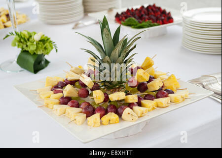 Tavolo da buffet con spiedini di frutta Foto Stock