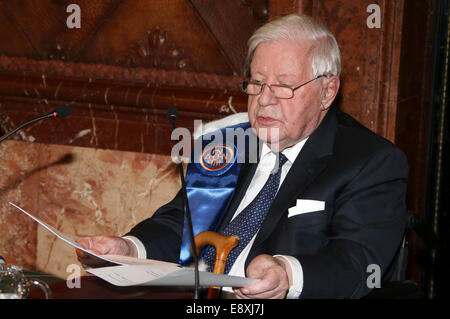 Amburgo, Germania. 15 ottobre, 2014. Ex Cancelliere Helmut Schmidt (SPD) durante una cerimonia nel municipio di Amburgo, Germania, 15 ottobre 2014. Schmidt è stato assegnato un dottorato onorario dall'Università di Atene./picture alliance Credit: dpa/Alamy Live News Foto Stock