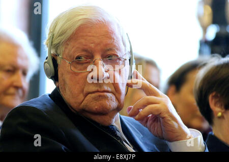 Amburgo, Germania. 15 ottobre, 2014. Ex Cancelliere Helmut Schmidt (SPD) durante una cerimonia nel municipio di Amburgo, Germania, 15 ottobre 2014. Schmidt è stato assegnato un dottorato onorario dall'Università di Atene./picture alliance Credit: dpa/Alamy Live News Foto Stock