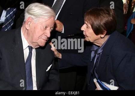 Amburgo, Germania. 15 ottobre, 2014. Ex Cancelliere Helmut Schmidt (SPD) e il suo compagno di vita Ruth Loah durante una cerimonia nel municipio di Amburgo, Germania, 15 ottobre 2014. Schmidt è stato assegnato un dottorato onorario dall'Università di Atene./picture alliance Credit: dpa/Alamy Live News Foto Stock