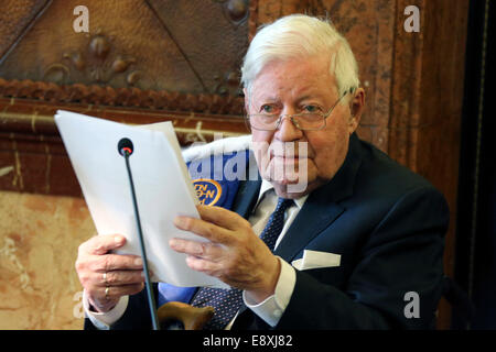 Amburgo, Germania. 15 ottobre, 2014. Ex Cancelliere Helmut Schmidt (SPD) durante una cerimonia nel municipio di Amburgo, Germania, 15 ottobre 2014. Schmidt è stato assegnato un dottorato onorario dall'Università di Atene./picture alliance Credit: dpa/Alamy Live News Foto Stock