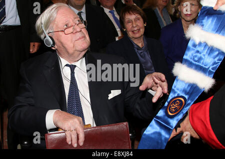 Amburgo, Germania. 15 ottobre, 2014. Ex Cancelliere Helmut Schmidt (SPD) durante una cerimonia nel municipio di Amburgo, Germania, 15 ottobre 2014. Schmidt è stato assegnato un dottorato onorario dall'Università di Atene./picture alliance Credit: dpa/Alamy Live News Foto Stock