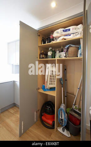 Un armadio con le porte aperte in una stanza in una casa nel Regno Unito. Foto Stock