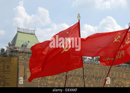 Red Flag sovietica sulla Piazza Rossa di Mosca Foto Stock