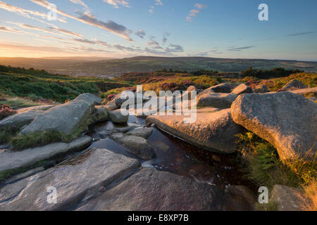 Drammatica sotto il cielo luminoso, scenic vista rurale al tramonto dall alto Ilkley Moor, oltre città annidata in Wharfe Valley - West Yorkshire, Inghilterra, Regno Unito. Foto Stock