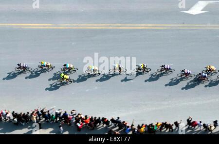 Jiujiang, Jiangxi, Cina. 15 ottobre, 2014. Oltre 120 giocatori professionisti stanno frequentando il quinto lago Poyang International Bicycle concorrenza in Jiujiang, Jiangxi in Cina il 15 ottobre, 2014. Taipei RTS team a vincere il campione. Credito: Foto superiore Corporation/Alamy Live News Foto Stock