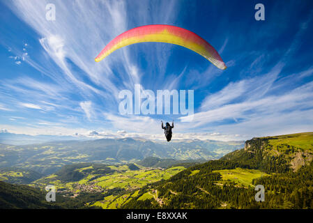 Parapendio volare sulle montagne nel giorno di estate Foto Stock