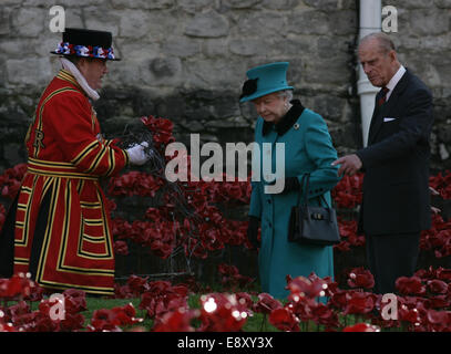 Londra, Regno Unito. 16 ottobre, 2014. Sua Maestà la Regina e il Duca di Edimburgo visitare la Torre di Londra Foto Stock