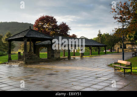 Antica, grado 2 strutture elencati a fianco a fianco (Market Hall, burro Cross & stock) nel centro della città di Bingley, West Yorkshire, Inghilterra, Regno Unito. Foto Stock