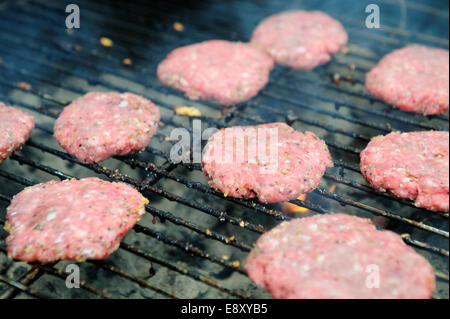 Materie gli hamburger sul grill Foto Stock