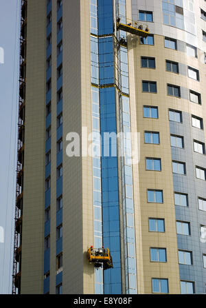 Costruttori sulla facciata di edificio Foto Stock