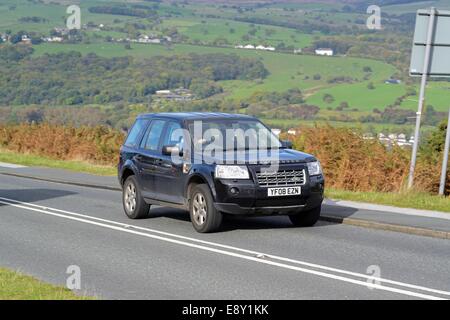 Un Land Rover Freelander la guida fino alla cima di una collina a Ilkley Moor, West Yorkshire Foto Stock