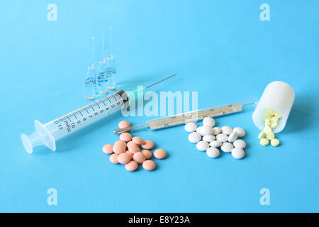 La droga, farmacia pillole, siringa, termometro Foto Stock