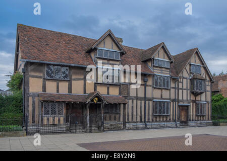 La parte anteriore della casa in cui William Shakespeare, a.k.a. il Bard, è nato a Stratford upon Avon, Regno Unito. Foto Stock