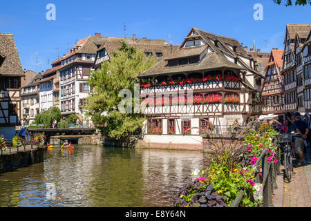 Strasburgo, Francia, Europa - bellissimi edifici medievali nel quartiere Petite France sul lungomare Foto Stock
