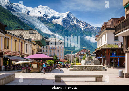 Mont Blanc al di sopra di Chamonix centro città, sulle Alpi francesi, in Francia, in Europa in estate Foto Stock