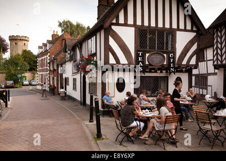 Regno Unito, Inghilterra, Warwickshire, Warwick, Castle Street, Thomas Oken's Tea Rooms, i clienti sul marciapiede di tabelle Foto Stock