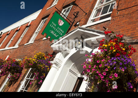 Regno Unito, Inghilterra, Warwickshire, Warwick, Jury Street, nei cestini appesi all'entrata di Lord Leycester Hotel Foto Stock