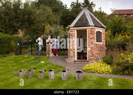 Regno Unito, Inghilterra, Warwickshire, Warwick, collina vicino giardini, i visitatori a summerhouse esagonale Foto Stock