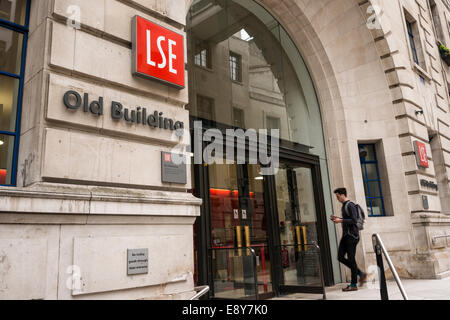 Un giovane studente di sesso maschile a piedi verso l'entrata della LSE vecchio edificio Houghton St in Londra, Regno Unito Foto Stock