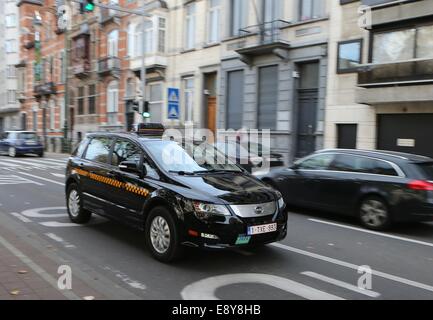 Bruxelles. 15 ottobre, 2014. Foto scattata a ott. 15, 2014 mostra un 'E6' taxi realizzato da BYD, una base di Shenzhen produttore cinese di batterie ricaricabili e automobili, a Bruxelles, la capitale del Belgio. Dipendenti belgi mercoledì accolto 34 cinese-reso pienamente le automobili elettriche nel servizio taxi a Bruxelles. Credito: Gong Bing/Xinhua/Alamy Live News Foto Stock