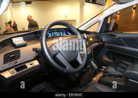 Bruxelles. 15 ottobre, 2014. Foto scattata a ott. 15, 2014 mostra l'interno di un 'E6' taxi realizzato da BYD, una base di Shenzhen produttore cinese di batterie ricaricabili e automobili, a Bruxelles, la capitale del Belgio. Dipendenti belgi mercoledì accolto 34 cinese-reso pienamente le automobili elettriche nel servizio taxi a Bruxelles. Credito: Gong Bing/Xinhua/Alamy Live News Foto Stock