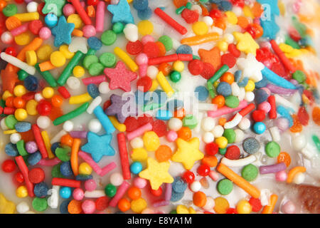 Torta di Pasqua con caramelle colorate Foto Stock