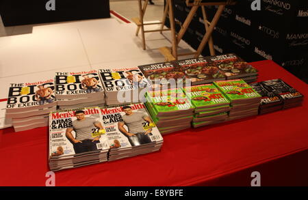 Designer Kenneth Cole e Editor-in-Chief Bill Phillips di Uomo salute magazine kick off la ricerca nazionale dell'Ultimate Guy a Macy's Herald Square con: atmosfera dove: New York, Stati Uniti quando: 12 Apr 2014 Foto Stock