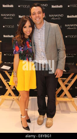 Designer Kenneth Cole e Editor-in-Chief Bill Phillips di Uomo salute magazine kick off la ricerca nazionale dell'Ultimate Guy a Macy's Herald Square offre: Lilliana Vasquez,Clint Carter dove: New York, Stati Uniti quando: 12 Apr 2014 Foto Stock