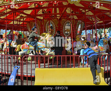 Religiosa ebraica a giostra al luna park di Coney Island, Brooklyn, New York Foto Stock