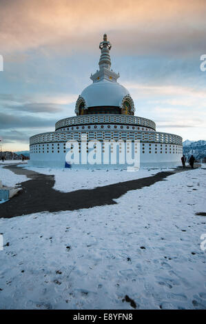 Serata d'oro, tramonto a Shanti Stupa, Leh durante i mesi invernali e per le persone che si godono la serata calda nelle giornate fredde. Foto Stock