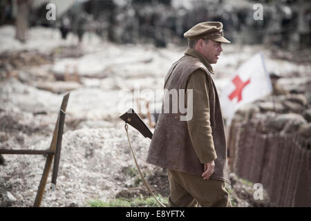 Un uomo in WW1 esercito britannico del soldato uniforme tenendo un fucile, sorgeva da ingresso per un trench. Foto Stock