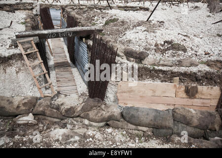 Ricreazione di WW1 no mans land e la trincea, la sua struttura interna imbarcati con legno, stagno i sacchi di sabbia e vimini. Foto Stock