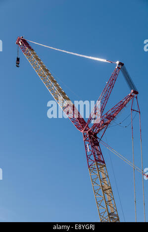 Liebherr LR 1750 Gru essendo utilizzato sul nuovo tetto in costruzione presso la stazione di Victoria, Manchester, Inghilterra, Regno Unito Foto Stock