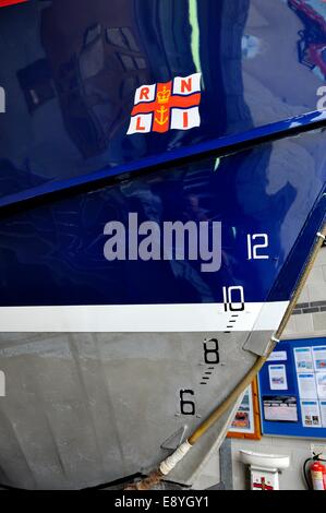 La St ives RNLI scialuppa di salvataggio interno e undercover Cornwall Inghilterra Regno Unito Foto Stock