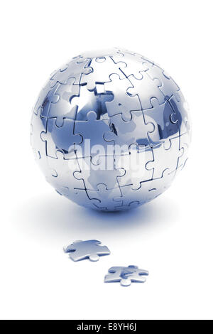 Puzzle di metallo globo isolato su sfondo bianco, close-up in luce blu Foto Stock